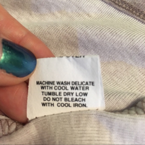 ✨HOST PICK✨ One World Asian print t-shirt - Picture 8 of 9